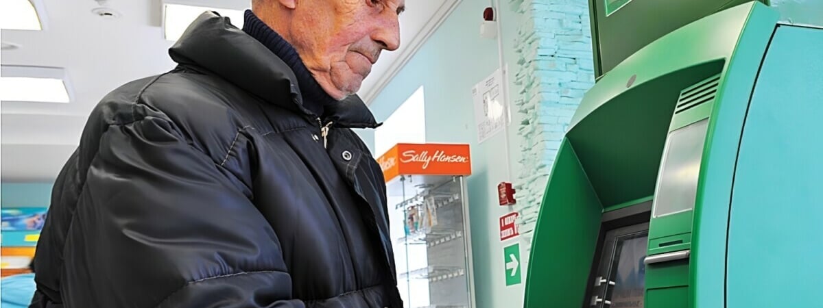 «Беларусбанк» разрешил оформлять пенсионную карточку не выходя из дома