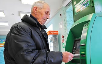 «Беларусбанк» разрешил оформлять пенсионную карточку не выходя из дома