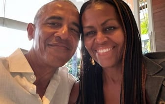 Обама ответил публичным признанием в любви к супруге на слухи о романе с актрисой Энистон — Фото