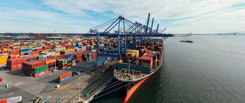 На побережье Дании выбросило много обуви и холодильники