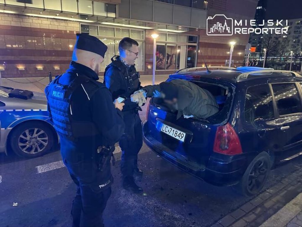 Польские полицейские достают из угнанного автомобиля заснувшего в нем беларуса. Варшава, 3 марта 2025 года. Фото: facebook.com/reporterwawa