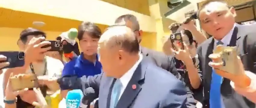 Тайский политик дает пощёчину женщине-репортерше за заданный вопрос