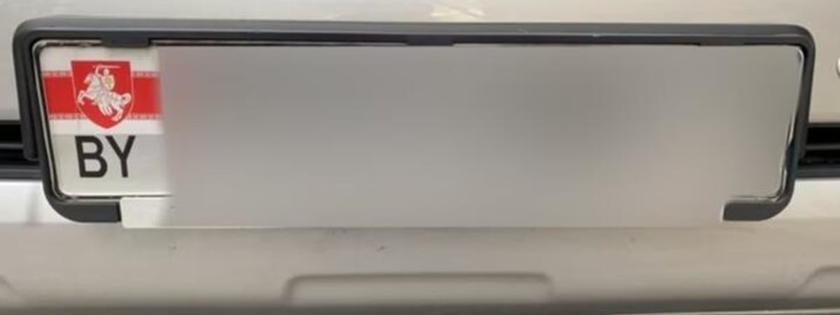 «Ждем в Беларуси». Силовики угрожают водителям, которые за границей наклеили на номера авто «Пагоню» или БЧБ-флаг