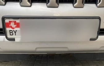 «Ждем в Беларуси». Силовики угрожают водителям, которые за границей наклеили на номера авто «Пагоню» или БЧБ-флаг