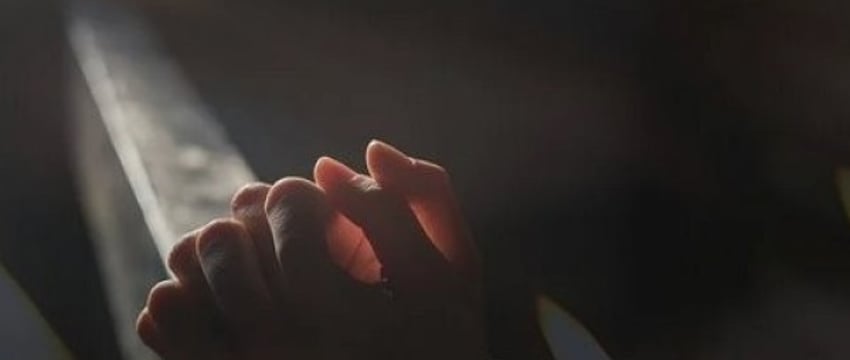 В Бресте 19-летний псевдосвященник «отпустил грехи» местной жительнице в обмен на золотые украшения: суд вынес приговор