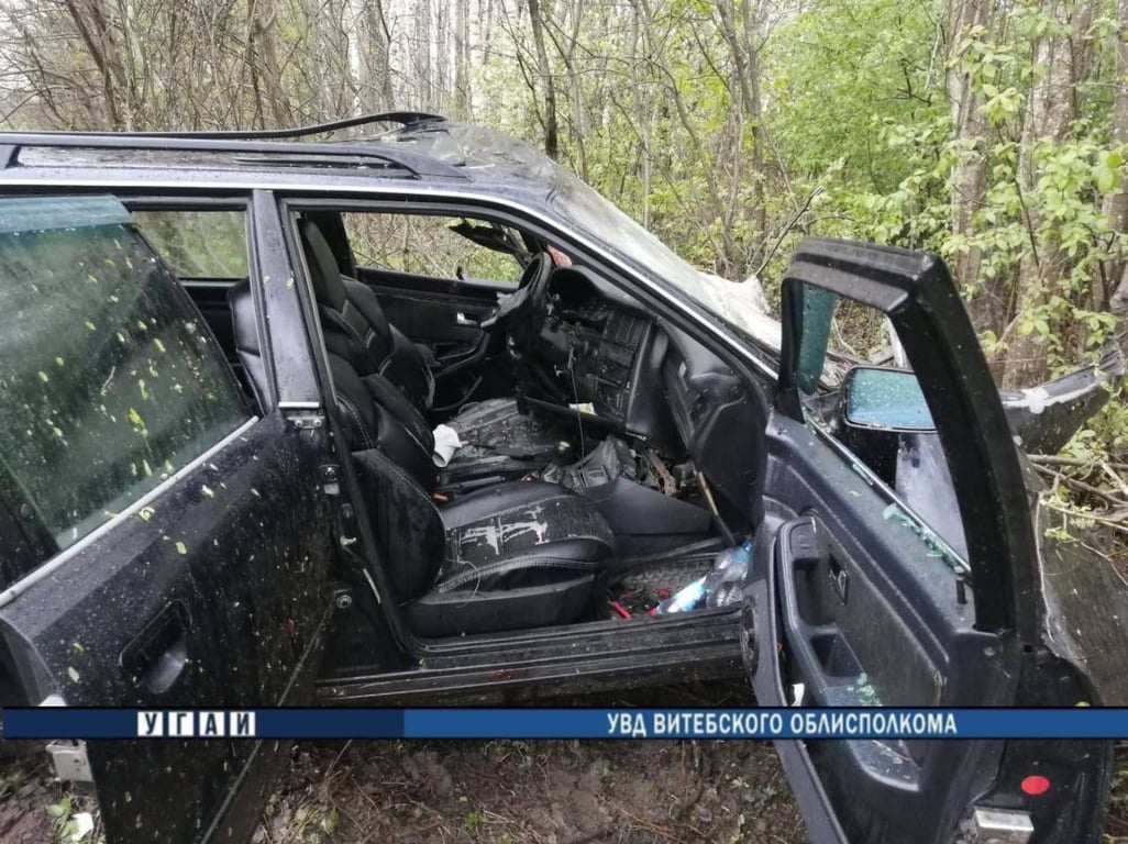 Легковушка врезалась в фуру в полоцком районе, оба авто вылетели в кювет. Фото ГАИ