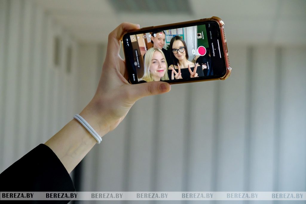 Гимназистки из Белоозерска набирают миллионные просмотры в TikTok