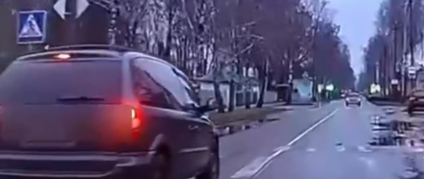 В Беларуси водитель лишился прав за один маневр — видео