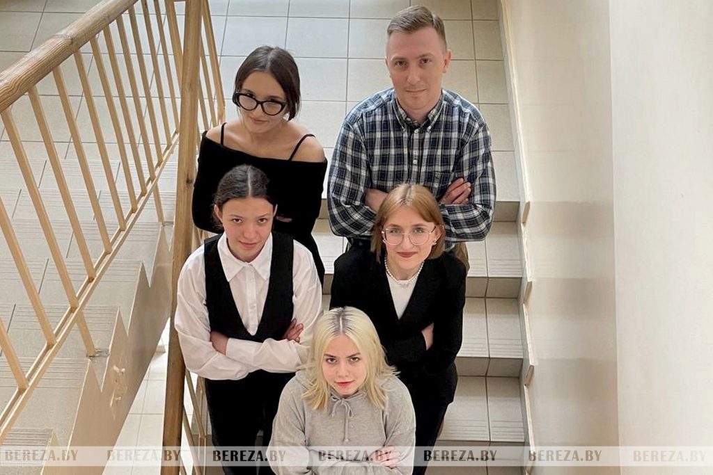 Гимназистки из Белоозерска набирают миллионные просмотры в TikTok