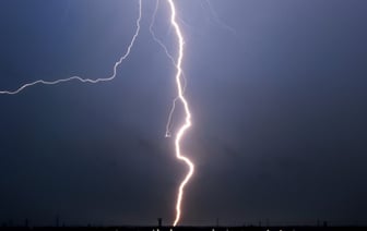 Под ударом — каждый? Физик объяснил, как молния «выбирает» себе жертву