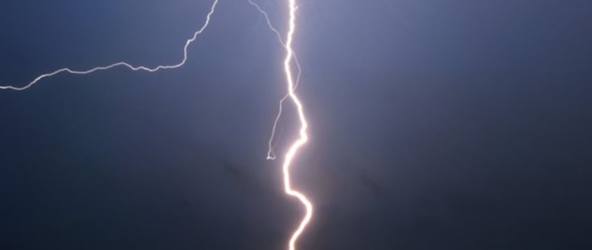 Под ударом — каждый? Физик объяснил, как молния «выбирает» себе жертву