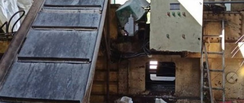 Мужчина лишился руки во время работы с гидравлическим прессома