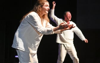 Спектакль 'Вне времени' в Гомеле: необычный телефонный разговор и вой снаряда