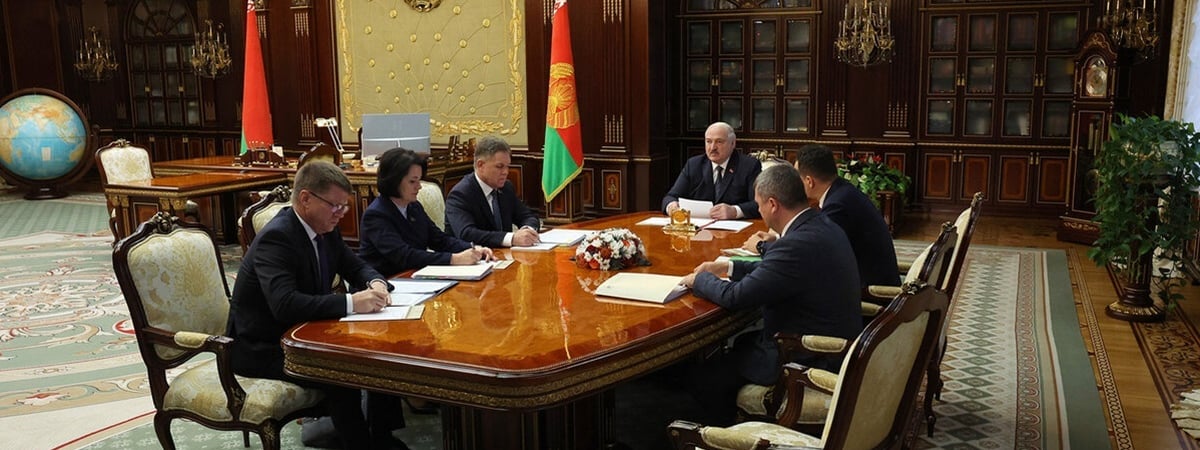 Лукашенко потребовал установить «определённый контроль за определёнными семьями». Кому из белорусов запретил «давать деньги в руки»?