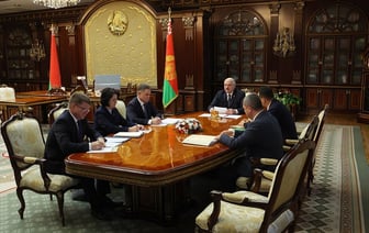 Лукашенко потребовал установить «определённый контроль за определёнными семьями». Кому из белорусов запретил «давать деньги в руки»?