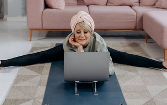 Кофе по утрам и медитация на горе. В Китае набирают популярность «дома престарелых» для 30-летних