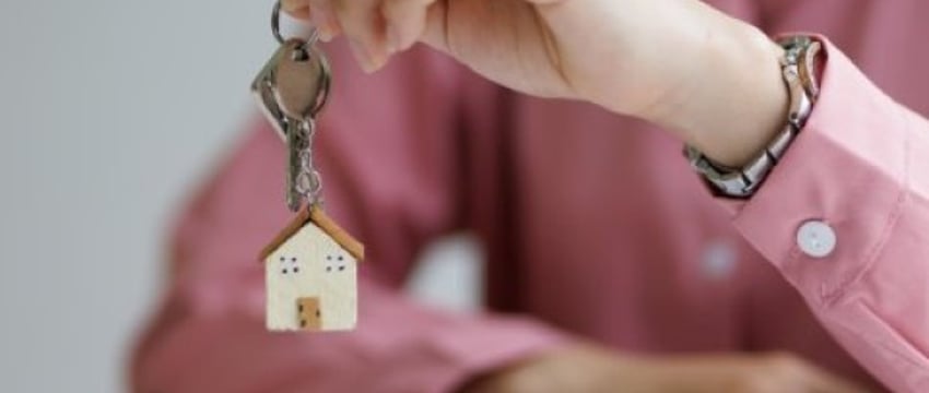 Белоруска, обманутая мошенником, отказалась освобождать проданную квартиру и пошла в суд. Что из этого вышло?