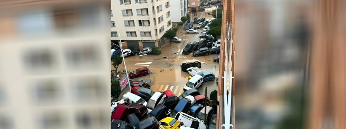 В испанской Валенсии затопленные улицы превратились в кладбища автомобилей — Видео