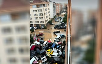 В испанской Валенсии затопленные улицы превратились в кладбища автомобилей — Видео