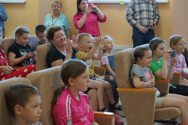 В Бресте «Зайка» и «Лев» посетили ребят в детской областной больнице