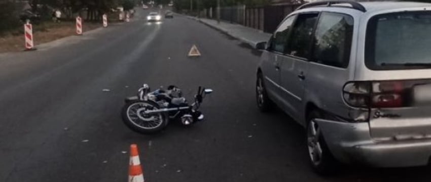 В Бресте 16-летний парень на мотоцикле врезался в припаркованный Volkswagen