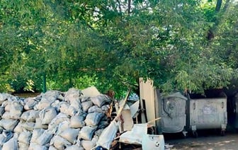 Работники ЖКХ нашли тех, кто выбросил гору строительного мусора в Барановичах