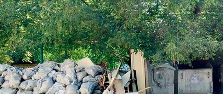 Работники ЖКХ нашли тех, кто выбросил гору строительного мусора в Барановичах