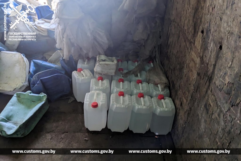 Белорусские таможенники пресекли контрабандную поставку спирта из России