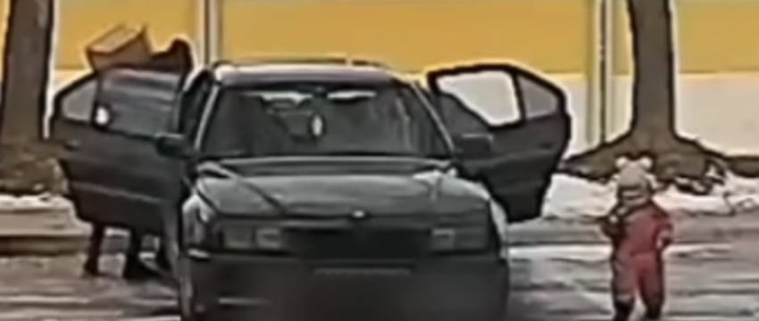 В Жодино машина покатилась и наехала на двухлетнюю малышку