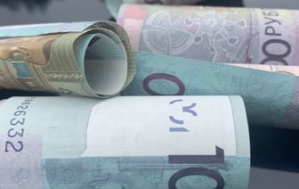 «В банкомате случайно остались 100 рублей и карточка». Обязан ли банк вернуть деньги?