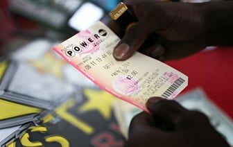 «Я не кричал, я не вопил» — Организаторы лотереи отказались выплатить мужчине джекпот на сумму 340 млн долларов