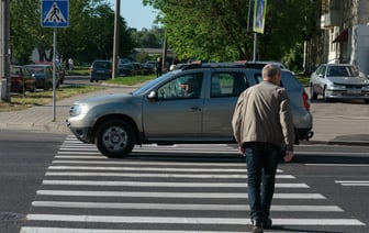 49% против 35%. Институт социологии спросил у белорусов, кто чаще нарушает ПДД — водители или пешеходы