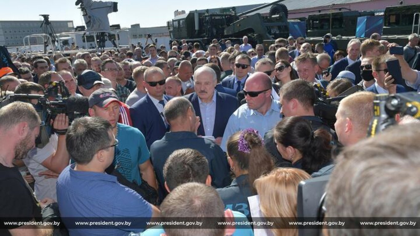 Александр Лукашенко в окружении охранников во время посещения Минского завода колесных тягачей. Август 2020 года. Фото: president.gov.by