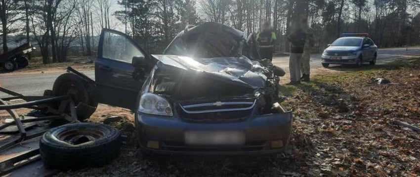 Прицеп с досками выехал на встречку, смертельно ранив водителя