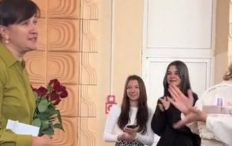 Ролик с поздравлением учительницы из Беларуси за сутки набрал почти миллион просмотров