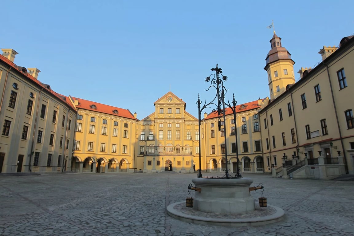 Дорого и с привидениями: ночуем в древнем замке в Беларуси