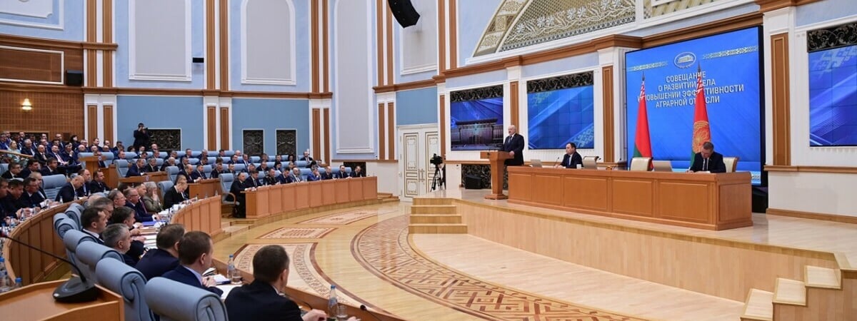 «Вы все сядете» — Лукашенко пригрозил «репрессиями» главам трёх белорусских регионов