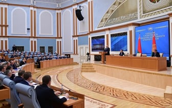 «Вы все сядете» — Лукашенко пригрозил «репрессиями» главам трёх белорусских регионов
