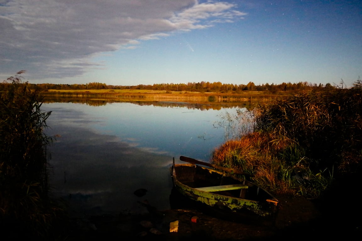 Комета C/2023 A3 (Tsuchinshan–ATLAS) над Боярским озером в Чашникском районе (Витебская область, Беларусь). Фото Сергея Серебро
