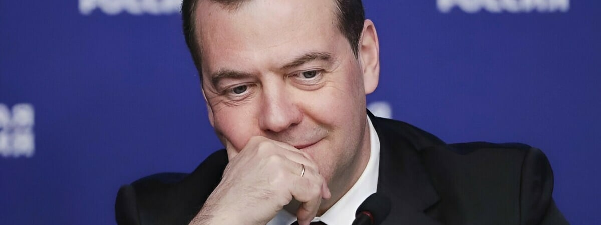 «Чтобы ворочались ночами и оглядывались на улице» — Медведев предложил создать публичную «базу врагов»