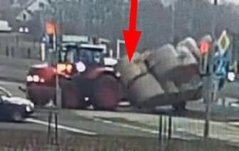 В Бресте водитель трактора потерял тюки соломы на перекрестке — видео