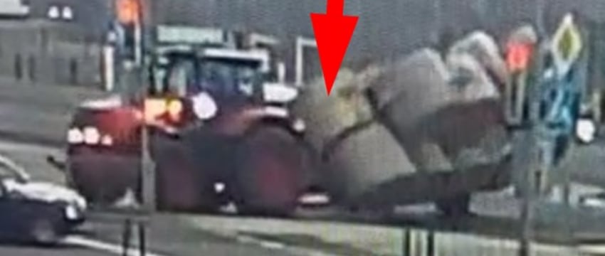 В Бресте водитель трактора потерял тюки соломы на перекрестке — видео