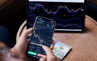 Белорусский рубль снижается к доллару на БВФБ