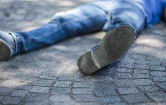 Белорус сломал челюсть приятелю, который якобы приставал к его девушке