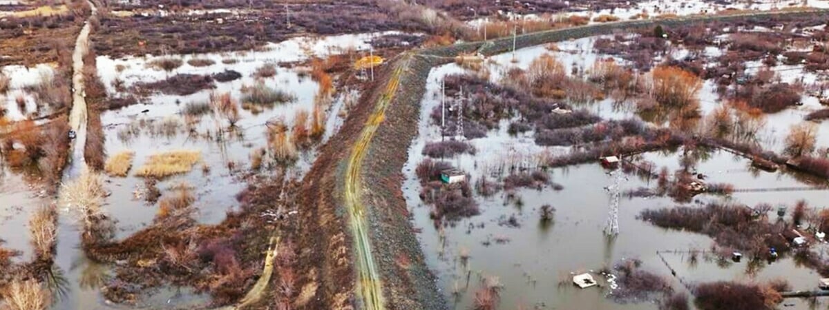 В российском Орске прорвало дамбу. Более 3000 человек эвакуированы — Видео