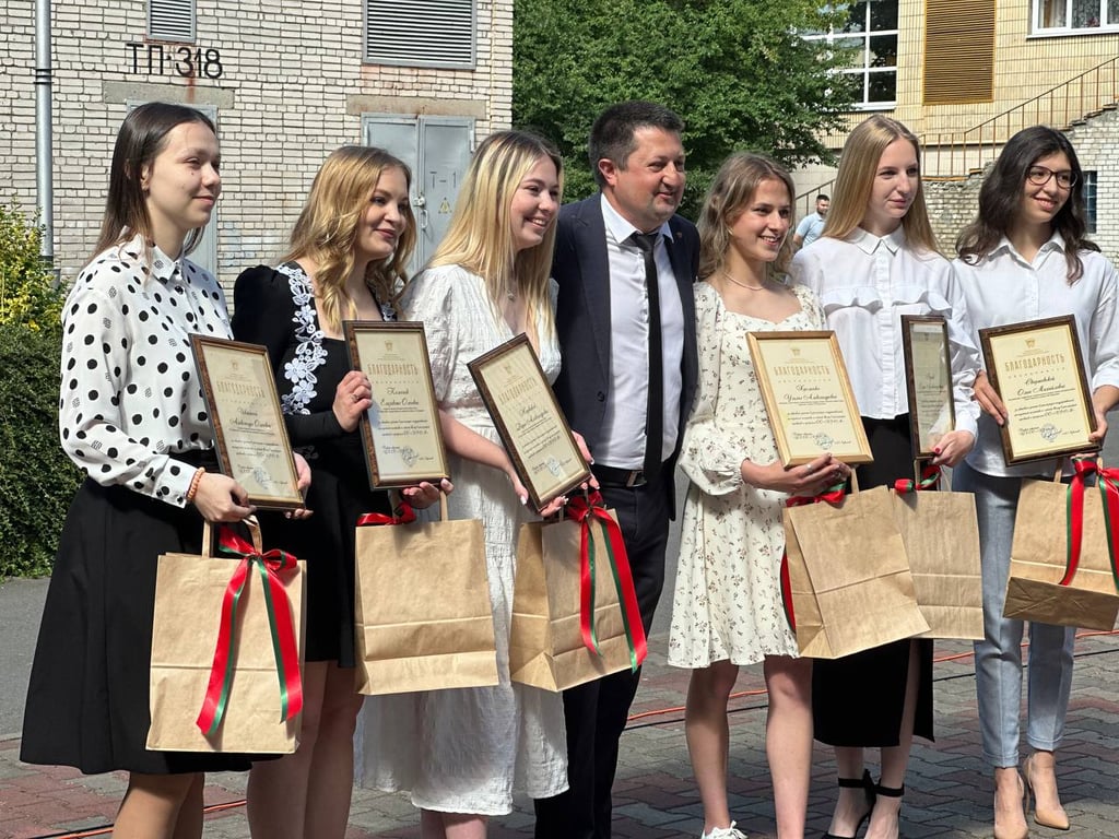 Последний звонок в БрГУ имени А.С.Пушкина