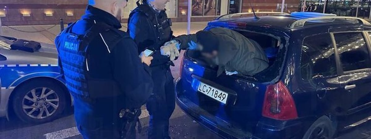 Беларус разбил стекло в чужой машине в Варшаве и лег в ней спать. Мужчину с плюшевым мишкой в руках задержали