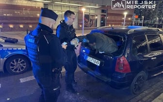 Беларус разбил стекло в чужой машине в Варшаве и лег в ней спать. Мужчину с плюшевым мишкой в руках задержали