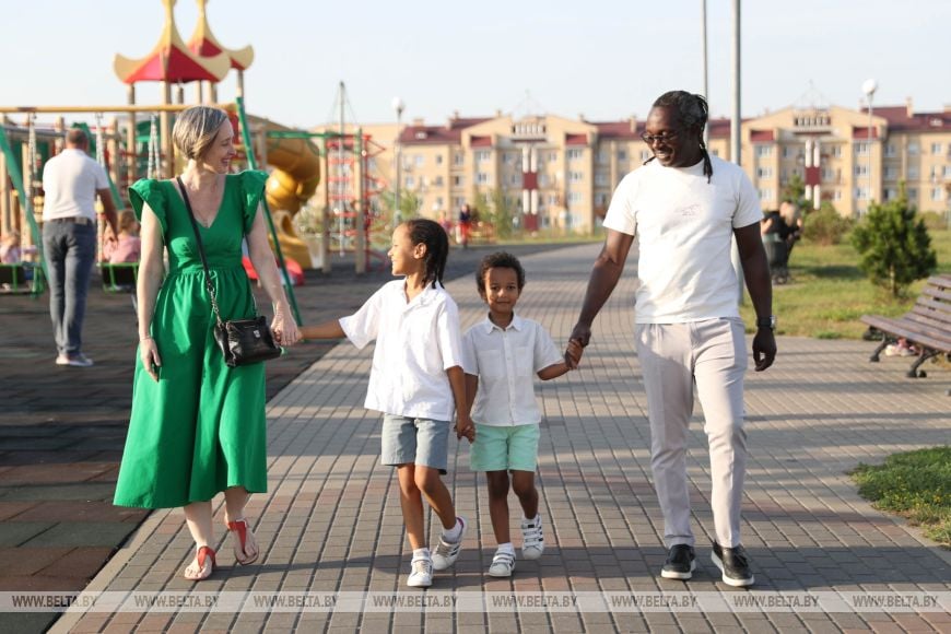 Звезда цирка из Африки женился на брестчанке и воспитывает сыновей