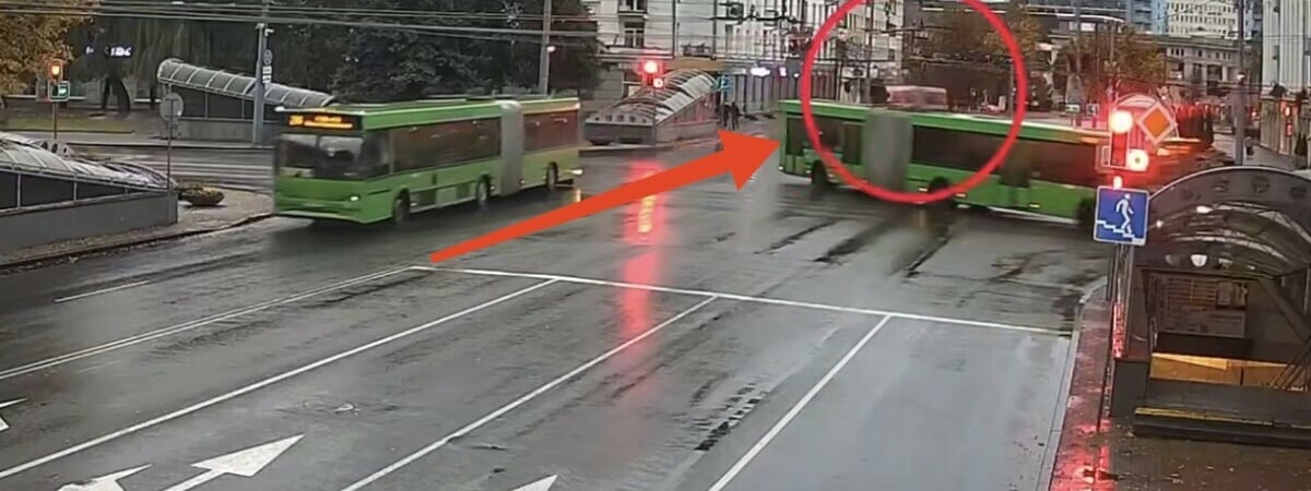 В Могилеве автобус въехал в столб. Пострадали пассажиры